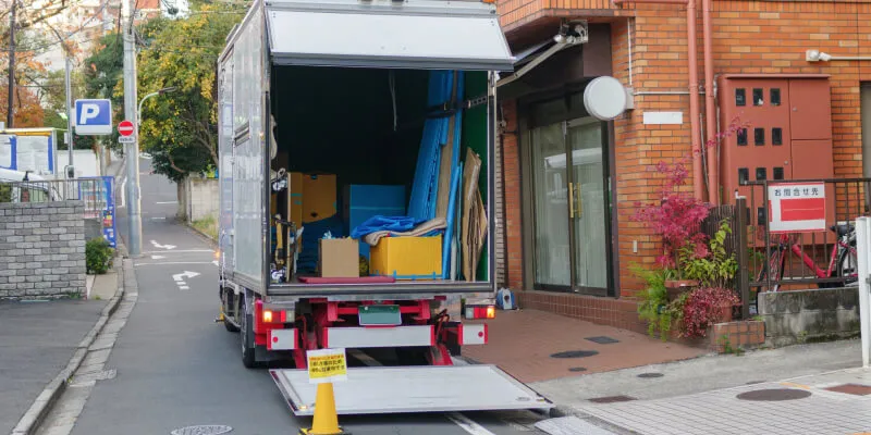 荷台を開けているトラックの写真